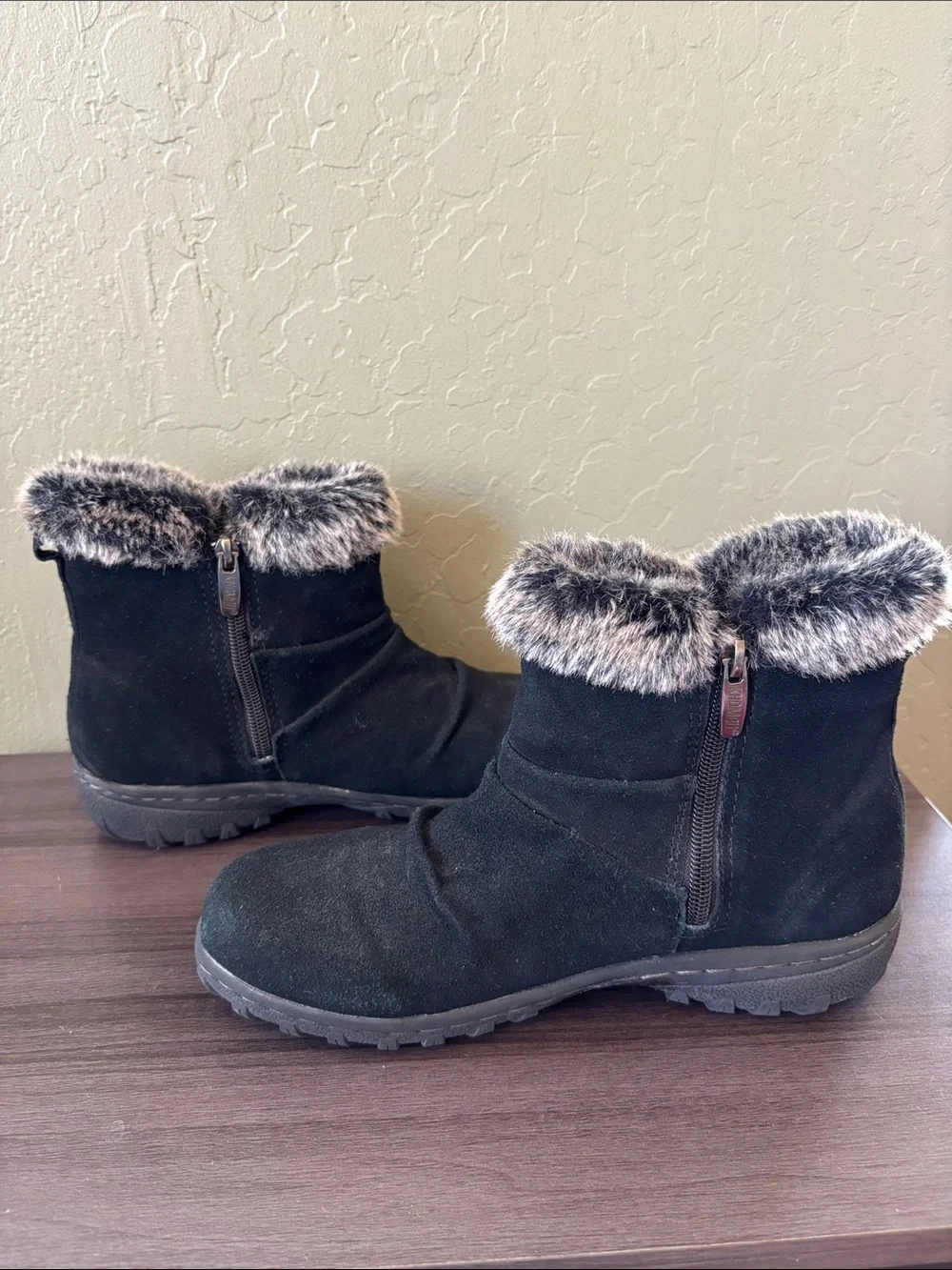 Khombu Lindsey Black Suede Rubber Sole Winter Faux Fur Boots Size 7